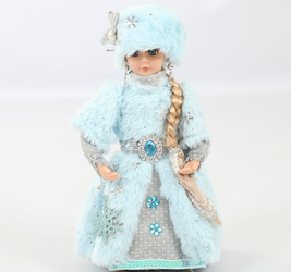 Снегурочка, поёт песню.