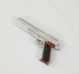 Пистолет с пулями.