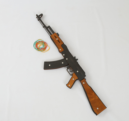 Автомат из дерева Классика, стреляет резинками.