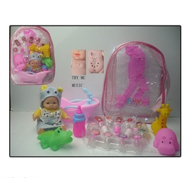 Кукла с аксессуарами в рюкзаке.