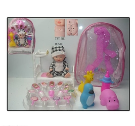 Кукла с аксессуарами в рюкзаке. 